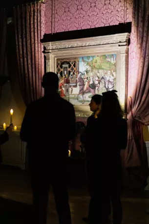 visiteurs musée tableau éclairé