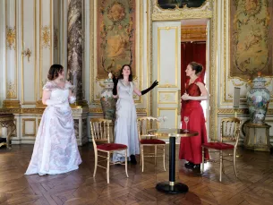 trois femmes grand salon hôtel particulier