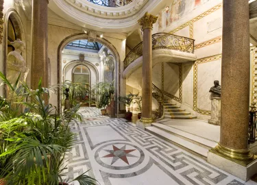 The winter garden and the staircase